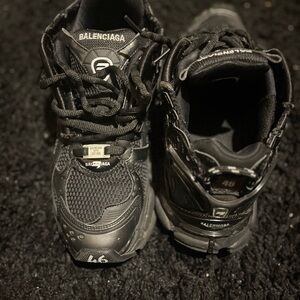 Balenciaga track need gone immediately